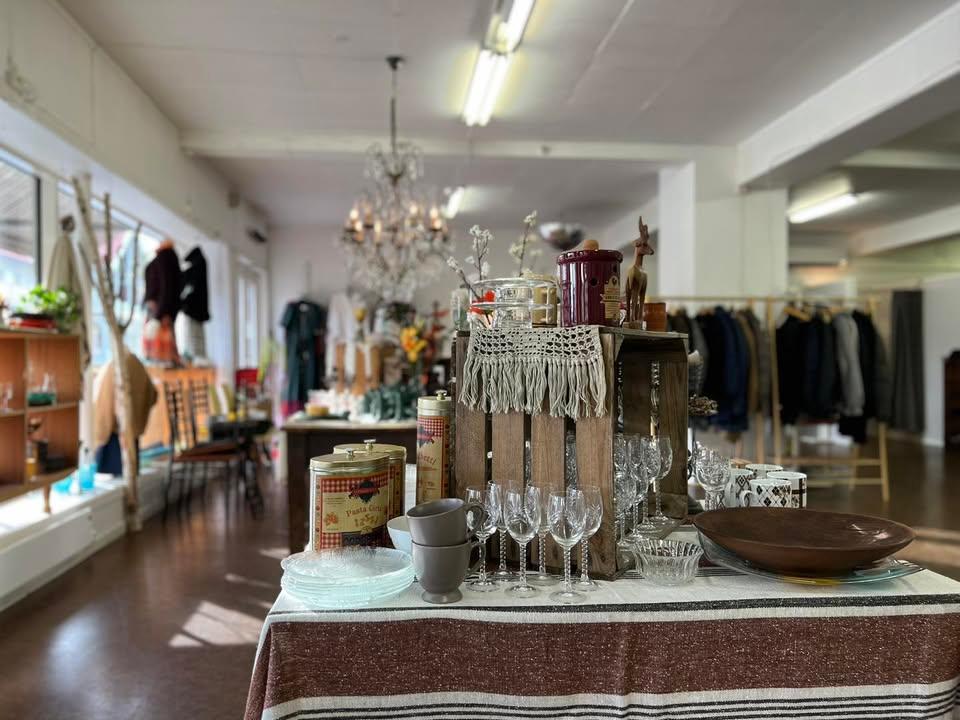 Bruktbutikken er et samarbeid mellom Beredskap og Innbyggerdialog og Helse og velferd i Marker kommune.